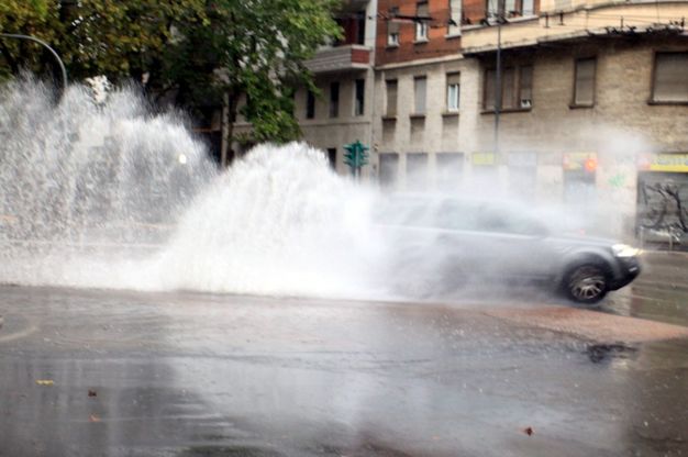 Pioggia a Milano, le strade sono pozzanghere giganti
