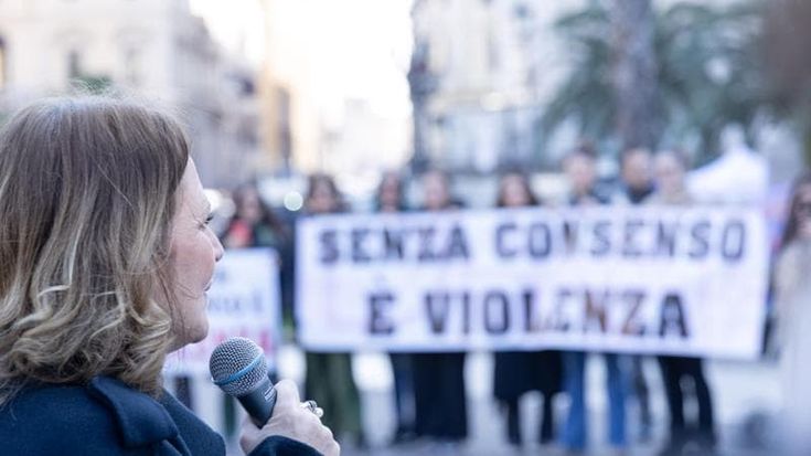 Il caso della hostess e la violenza dei 30 secondi, i giudici: “La legge non prevede durata minima”