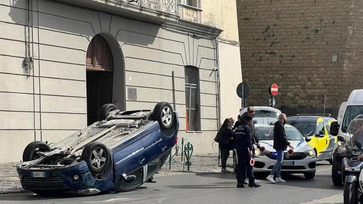 Napoli, auto si ribalta in via Acton: traffico in tilt e paura in strada