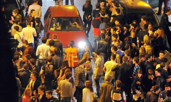 Movida accorciata, locali in rivolta. Il sindaco insiste: chiudere alle due non &egrave; il coprifuoco