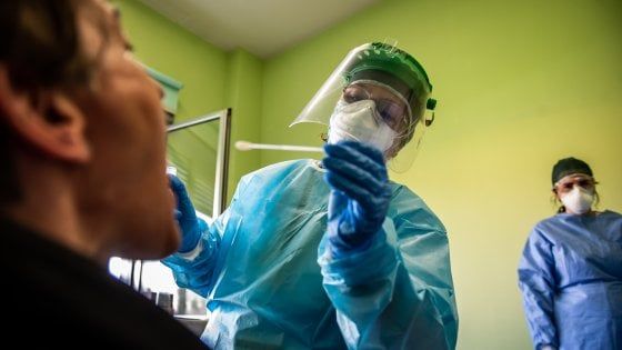 Covid, test per i prof ma solo sulla carta. I medici: “Niente kit”
