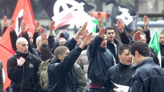Firenze , il Comune: altolà ai nazifascisti, per le manifestazioni serve il "patentino"