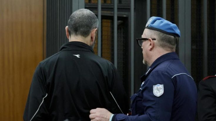 Omicidi di villa Pamphili, Kaufman sgrana gli occhi davanti alle foto della figlia e della compagna morte: “Chi sono?”