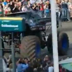 Olanda, un monster truck travolge gli spettatori: tre morti, anche due bambini