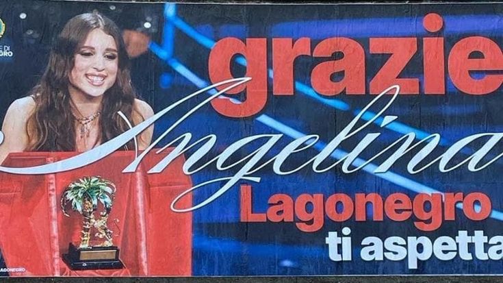 L’attesa di Lagonegro: “Ma quando torna Angelina?”. E in paese ecco le luminare con le frasi di Mango
