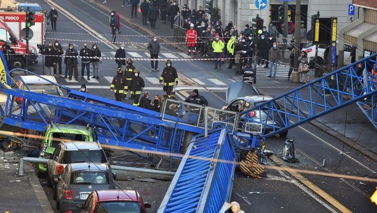 Crollo di via Genova, domani saranno rimossi i rottami della gru. Riaperti i primi negozi