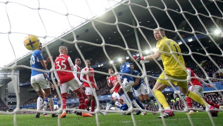Premier League, l'Arsenal perde 1-0 il testacoda con l'Everton. Ora il City può avvicinarsi a -2. Crollo del Liverpool