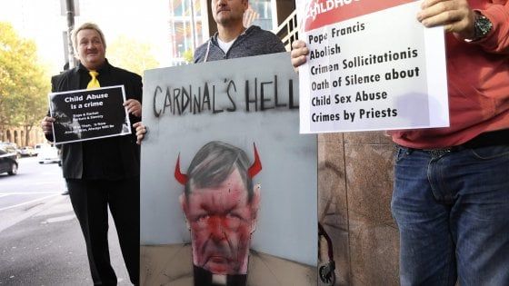 Abusi sessuali e pedofilia, il cardinale Pell rinviato a giudizio in Australia