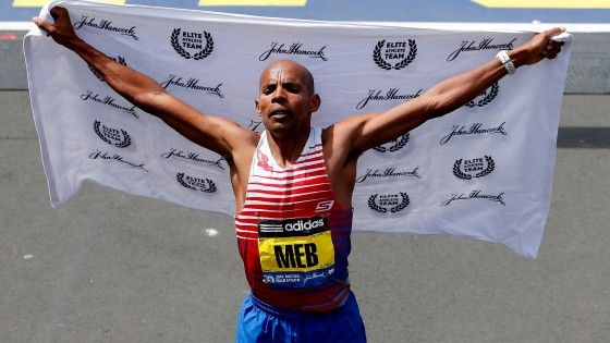 Boston, in 35mila alla maratona un anno dopo l'attentato. Vince un eritreo-americano, sulla maglia i nomi delle vittime