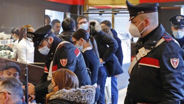 Natale in quarantena per un milione e mezzo di italiani. Sileri: "Se c'è il rischio che vadano in giro blocchiamo il Green Pass anche a loro"