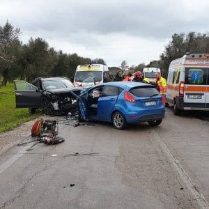 Brindisi, tre vittime in uno scontro frontale: muoiono una 40enne e una coppia di coniugi