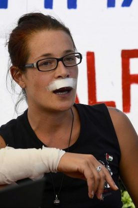 Procura apre un fascicolo per violenza su un'attivista