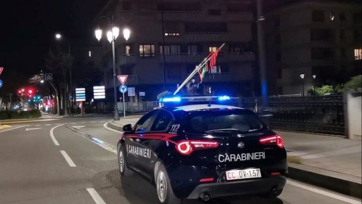 Nel cestino della bici il mattone usato per le spaccate: arrestato 42enne accusato di due colpi a Parma