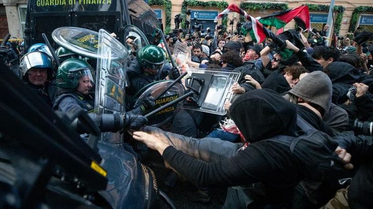 Guerriglia urbana al corteo pro Pal. Assalto agli agenti, la polizia carica