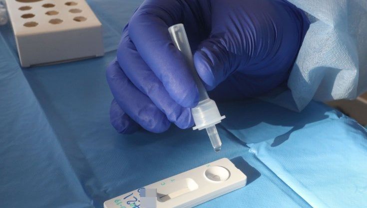 Covid, calano i nuovi positivi in Emilia. Stabili i ricoveri. Più di 15mila morti da inizio pandemia