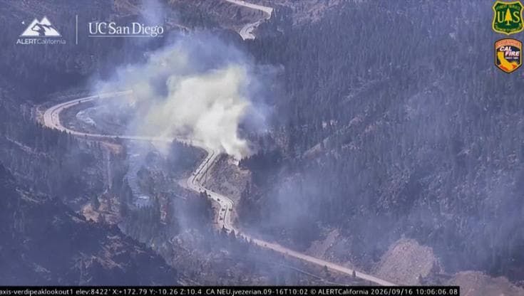 California, l'incendio sfiora la strada: decine di auto a rischio. La grande colonna di fumo