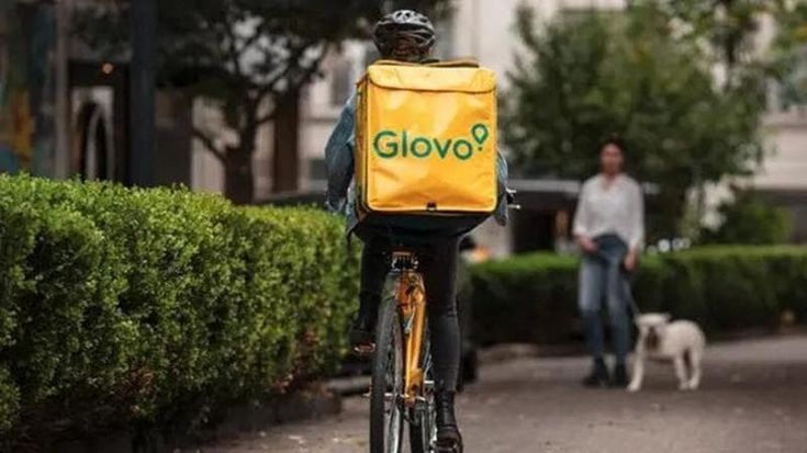 Rider sfruttati, controllo giudiziario per Foodinho-Glovo: “Io pagato 2,5 euro, l’app mi punisce”
