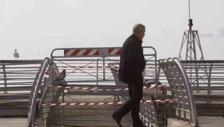 Bagnoli, il pontile abbandonato: aree chiuse e transennate “Salvate la passeggiata”
