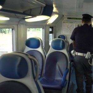 Bergamo, palpeggia una ragazza in treno: 20enne denunciato