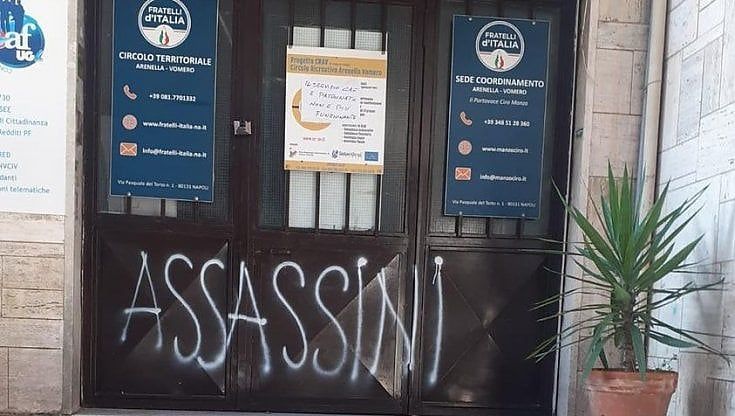 Scritta 'assassini' sulla porta d'ingresso del circolo FdI Vomero Arenella