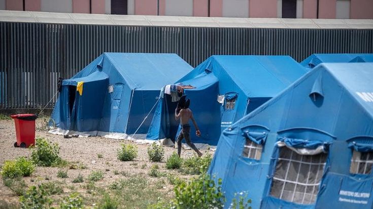 Migranti, proteste contro la prefettura. Pd e sindacati: no a espulsioni ingiuste