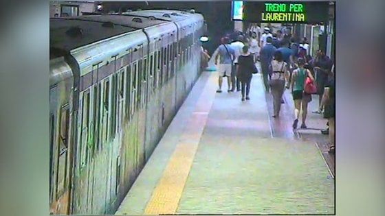 Roma, torna al lavoro il macchinista che prese tra le porte della metro una donna