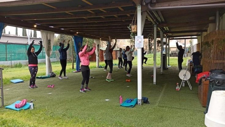 Spinning, pesi e tappetini: la palestra si trasferisce all’aperto 