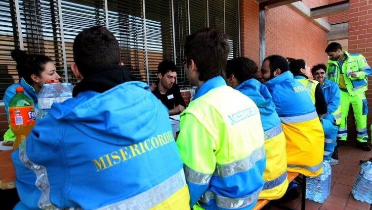 Non trova una guardia medica e devasta l'ambulatorio della Misericordia