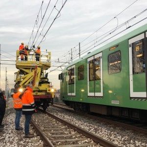 "Problema alla rete aerea": M2 bloccata, bus sostitutivi per 2 ore