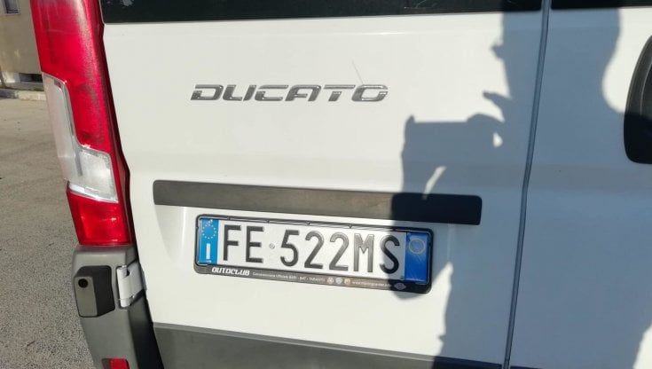 Bari, rubati due furgoni utilizzati per aiutare i bambini fragili: "Tanta amarezza ma non ci fermiamo"