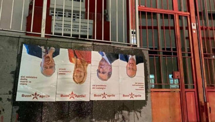 Manifesti choc Meloni e La Russa a testa in giù, Fdi: “Inaccettabili”