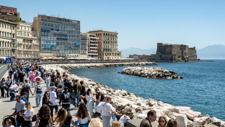Turismo, boom di Pasqua: pienone negli alberghi e B&b a Napoli ma resta l’incognita dazi