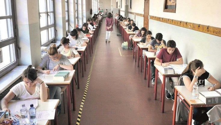 Maturità 2023, via al tototema: D'Annunzio sfida Manzoni, poi Carlo III e ChatGpt
