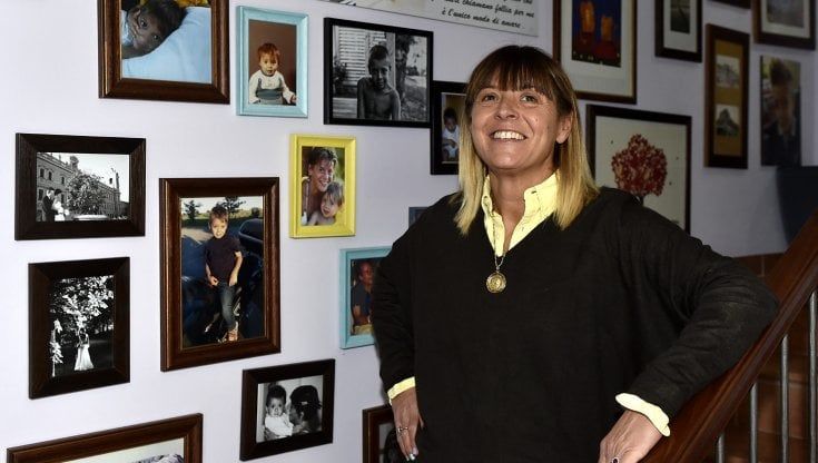 Storia di Daniela, mamma non vedente: "Così affronto la malattia e aiuto i miei figli in Dad”  