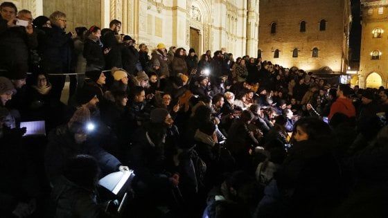A Bologna il concerto anarchico per De André: contestato Salvini