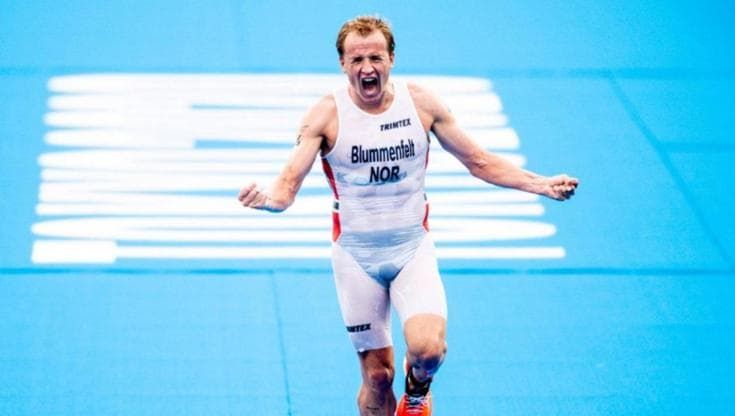 Nudo alla meta: dopo la falsa partenza e il malore la tuta invisibile nella pazza gara del triathlon