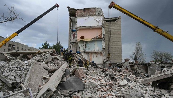 Chasiv Yar, missili su un palazzo: i civili muoiono insieme con i soldati