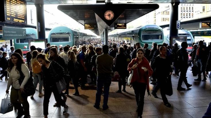 Trenord, nuovo contratto per gestire il trasporto ferroviario in Lombardia: salgono le penali con regole più stringenti sui ritardi