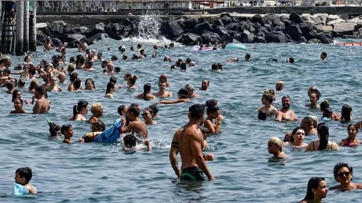 A Ferragosto più stranieri che italiani: presenze giù. Boom di camere abusive