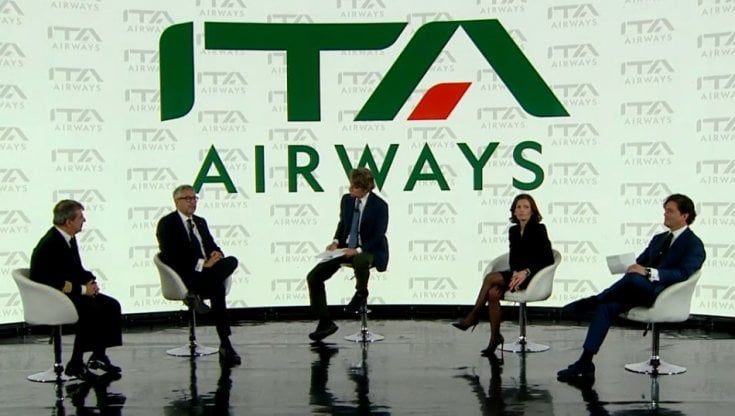  "Alitalia diventa Ita Airways, è una startup. Gli aerei saranno azzurri. Quante sportellate dalla Commissione" 