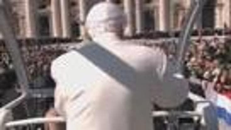 L'ultima udienza di Benedetto XVI, in papamobile sul sagrato