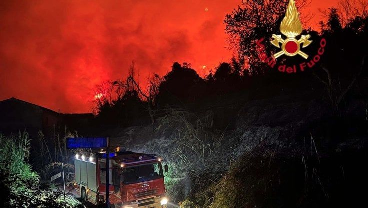 Versilia, centinaia di evacuati dalle case e 400 ettari in fumo in un incendio a Massarosa 