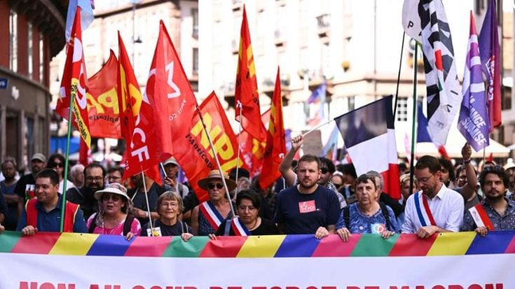 Francia, la sinistra in piazza contro Macron: “La nomina di Barnier è contro il voto popolare”