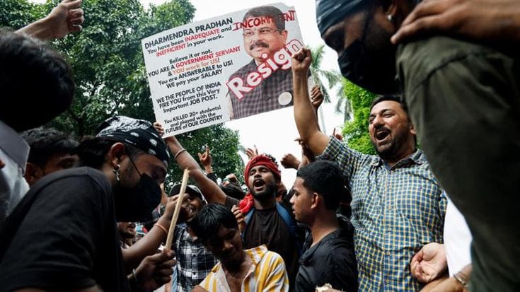 India, vittoria per il movimento degli “scarafaggi”: si dimette il ministro dell’Istruzione