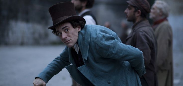 Elio Germano: "Bando ai clich&eacute;, l'anima di Leopardi va affrontata come un fantasy"