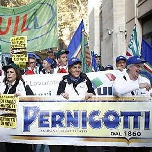 Novi Ligure, il vescovo celebra la messa di Natale con i lavoratori Pernigotti