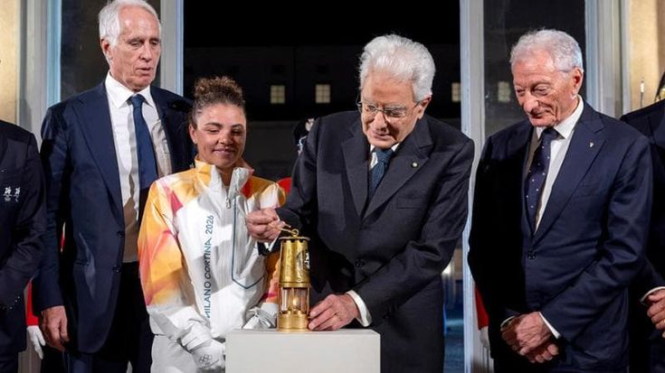 Milano-Cortina, la fiamma olimpica al Quirinale: Paolini la consegna al Presidente Mattarella