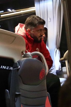 Il Milan arriva a Genova in treno 