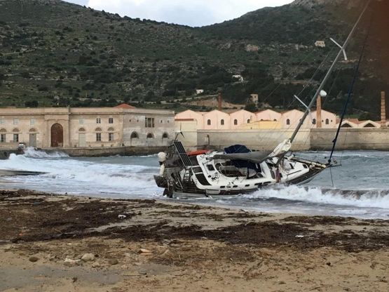 Favignana, la barca di un navigatore solitario si arena sulla spiaggia