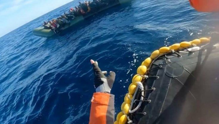 Geo Barents verso Spezia, la sfida di Piantedosi: "La presenza delle ong fa ripartire i gommoni"